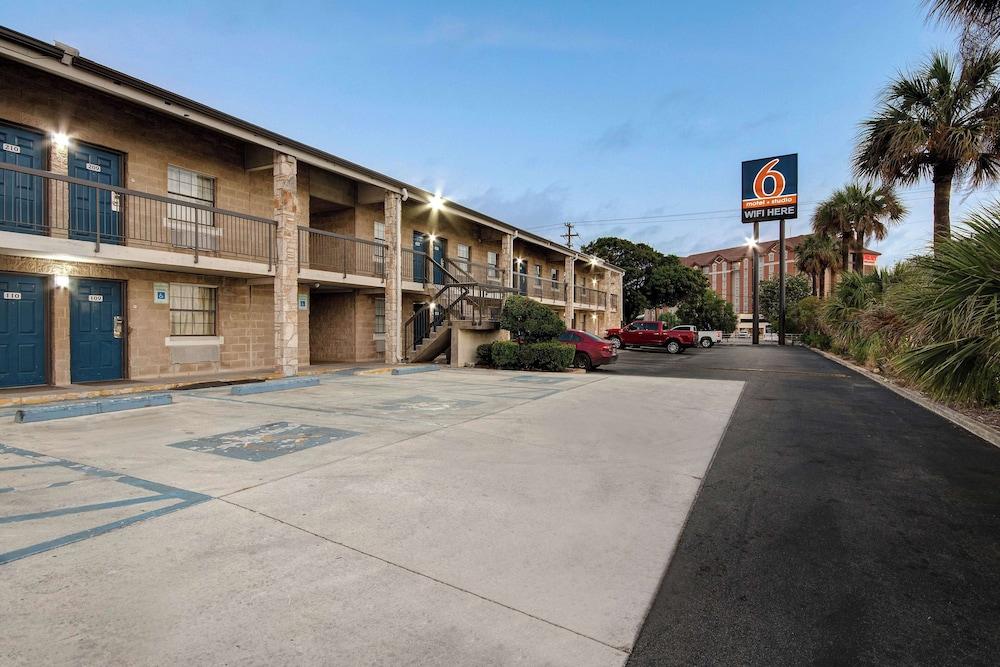 Motel 6 San Antonio, TX - Northwest Medical Center - Exterior