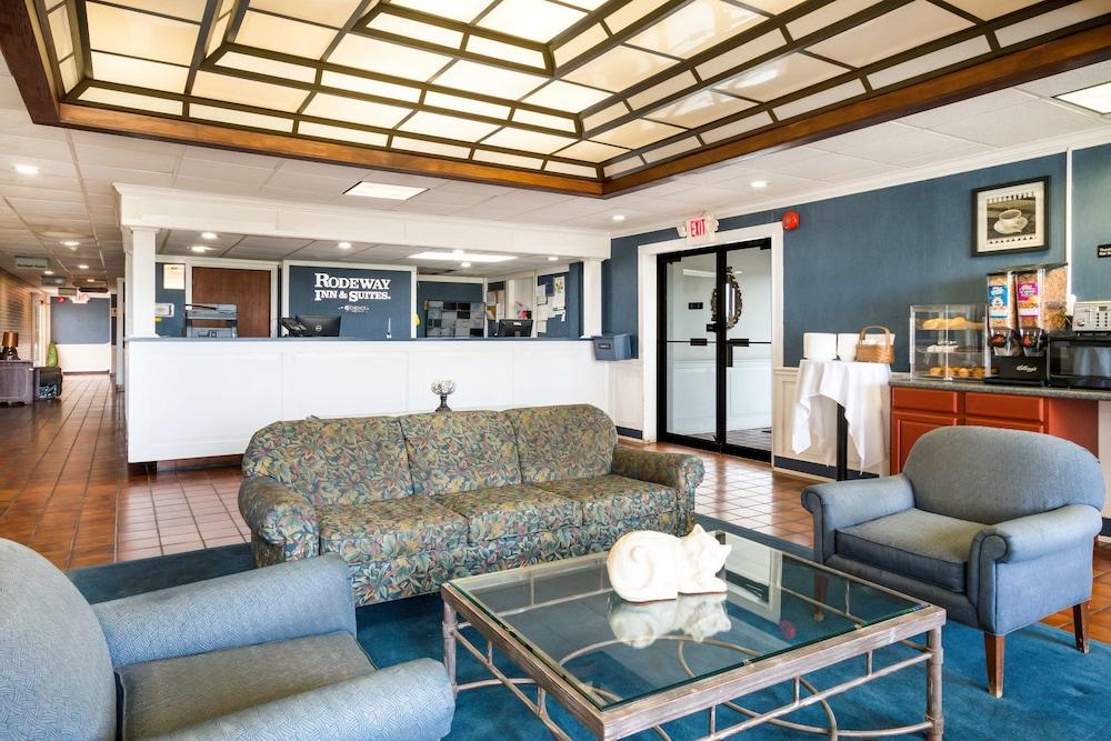 Rodeway Inn & Suites - Lobby