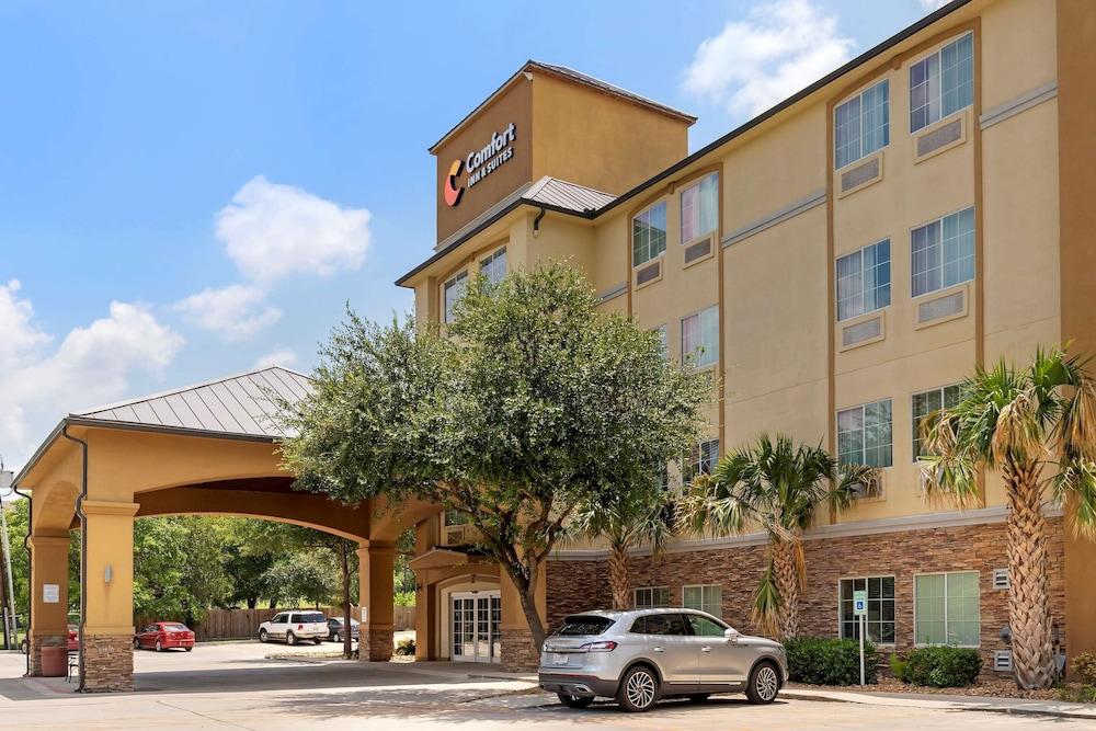 Comfort Inn & Suites Near Six Flags & Medical Center - Exterior