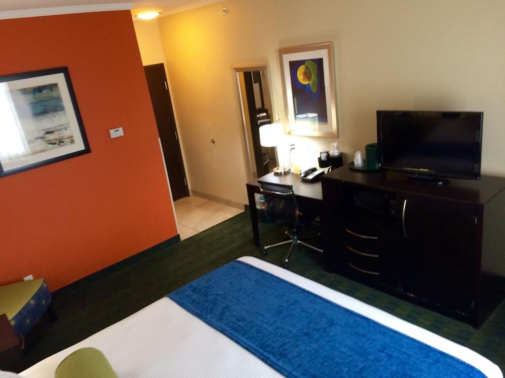 Cityview Inn & Suites Downtown RiverCenter Area - Room