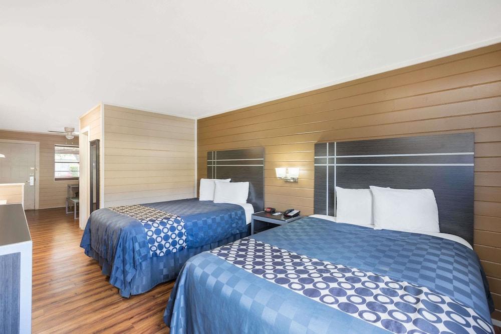Travelodge Inn & Suites by Wyndham San Antonio Airport - Guestroom