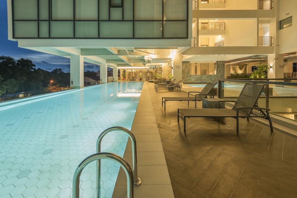 Jinhold Hotel & Serviced Apartment Miri - Indoor/Outdoor Pool