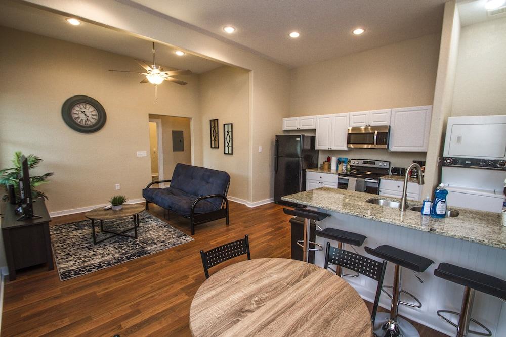 3br/2ba Remodeled Apartment Near Downtown - Featured Image