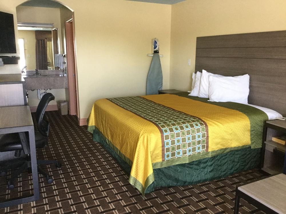 Luxury Inn and Suites Seaworld Lackland - Featured Image