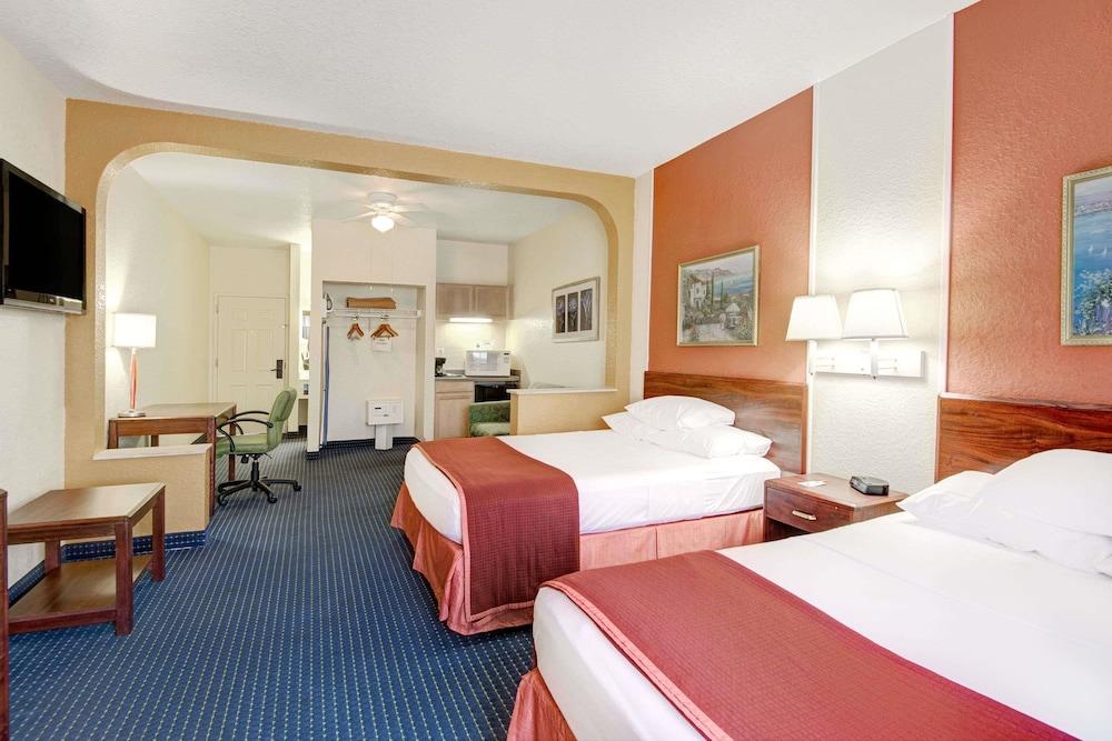 Howard Johnson Hotel & Suites by Wyndham San Antonio - Featured Image