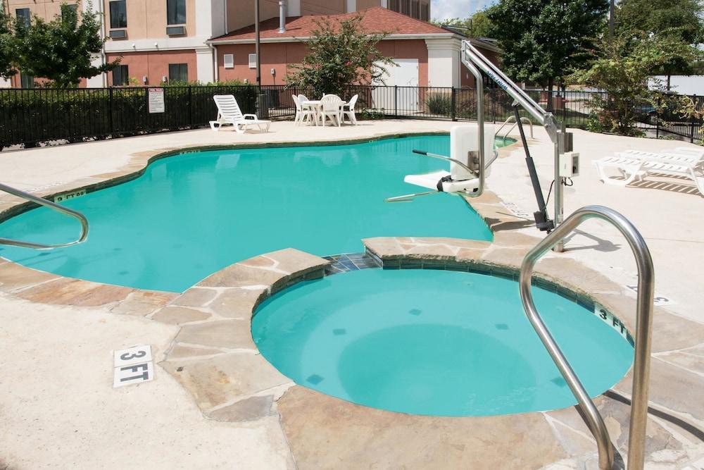 Days Inn by Wyndham Central San Antonio NW Medical Center - Outdoor Pool
