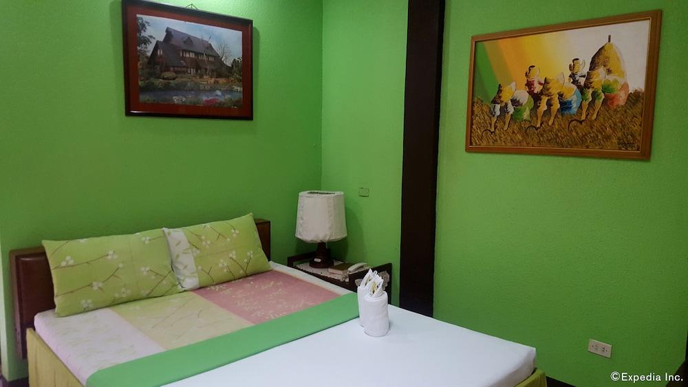 OYO 599 Palawan Village Hotel - Room