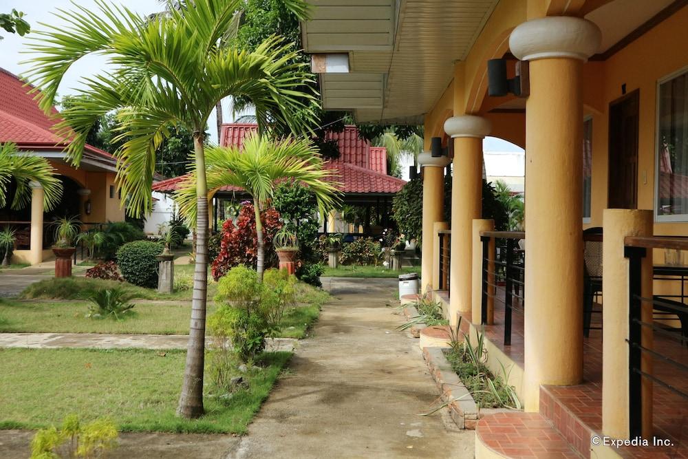 Villa Manuel Tourist Inn - Property Grounds