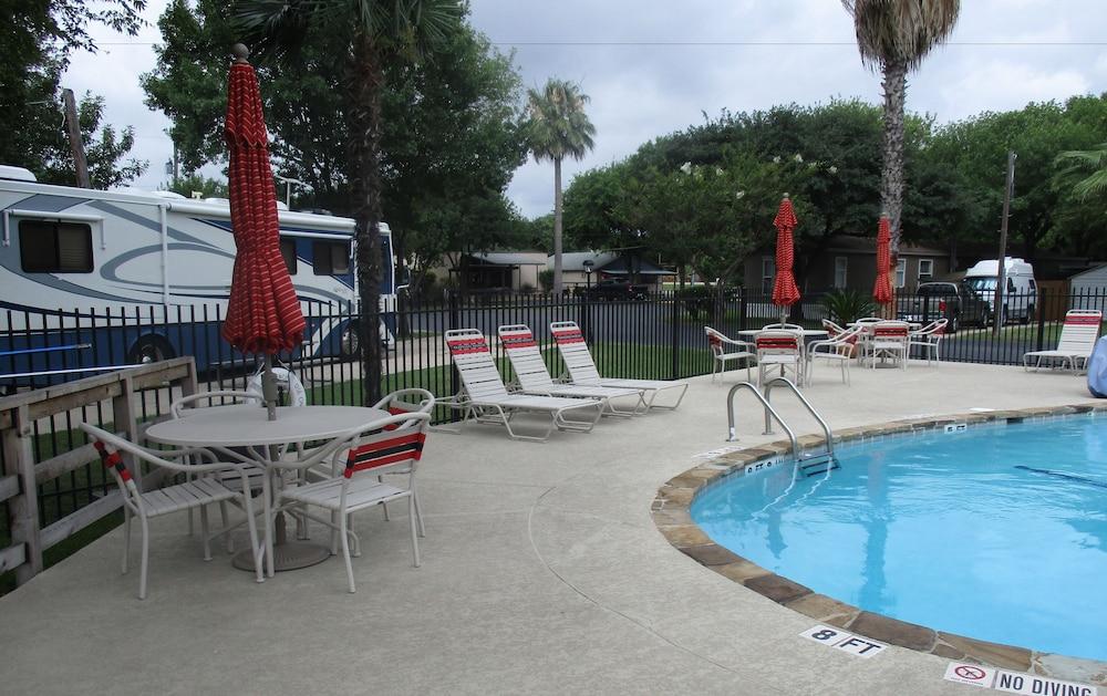 Travelers World RV Resort - Outdoor Pool