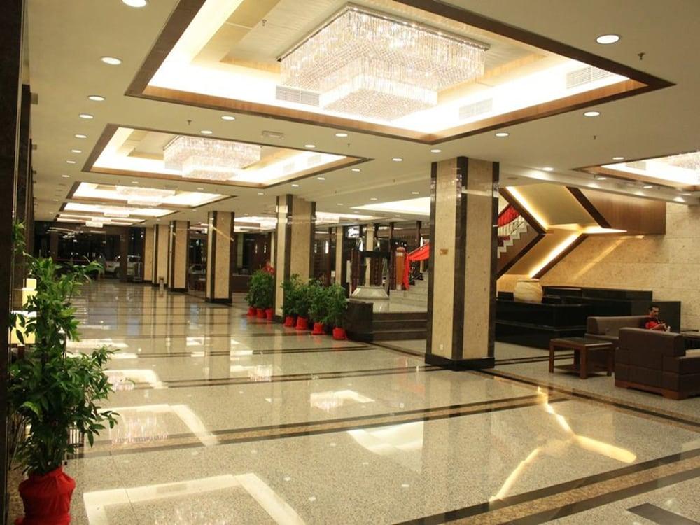 Imperial Palace Hotel - Interior Entrance