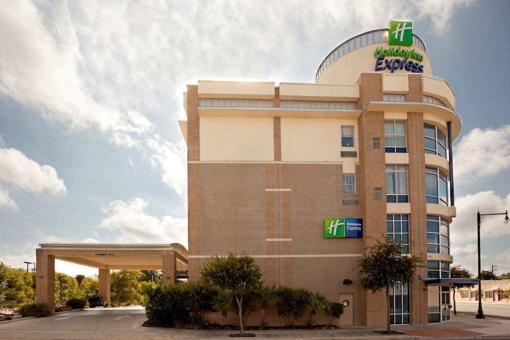 Holiday Inn Express San Antonio Rivercenter Area, an IHG Hotel - Featured Image