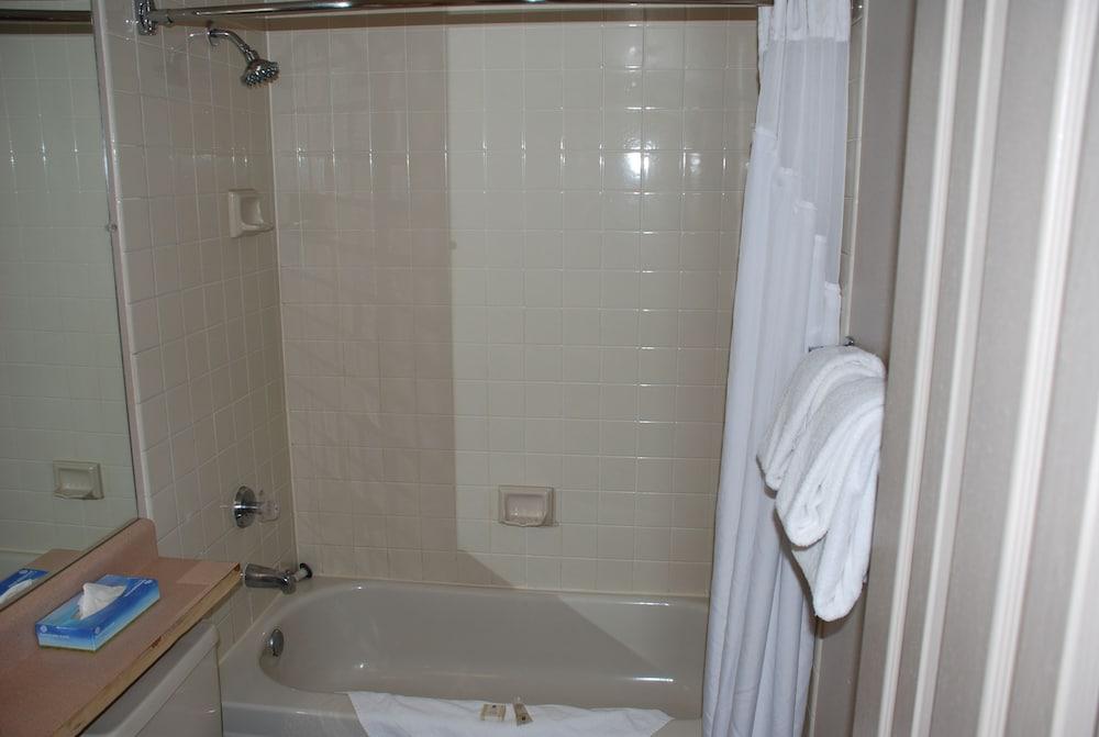The Commons Hotel & Suites - Denver Tech Center - Bathroom