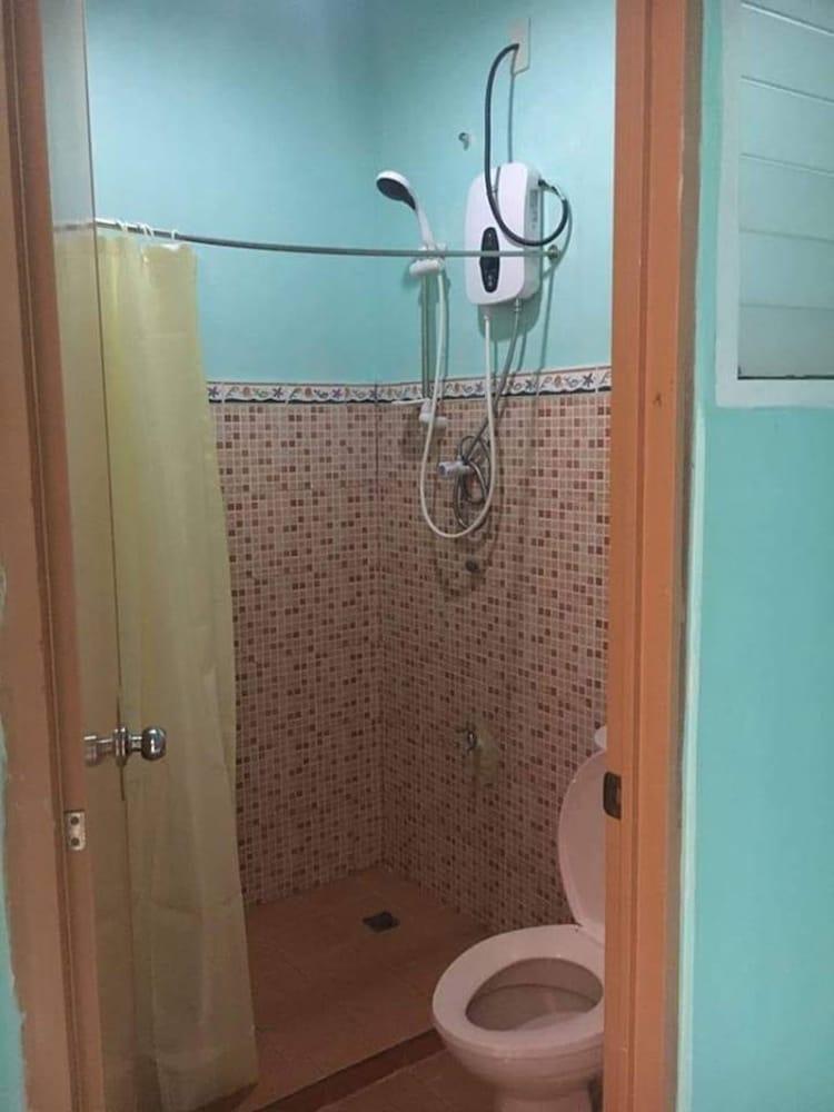 Melanas Pension - Bathroom
