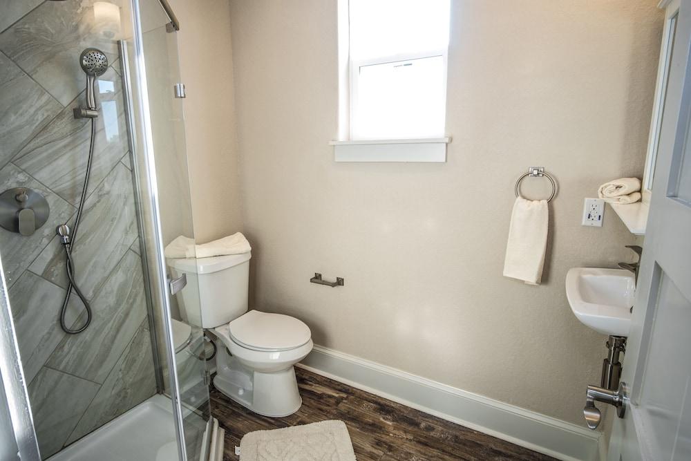 Beautiful Guest House on New Built Home Near Downtown - Bathroom