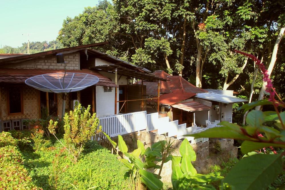 Bantal Guling Villa Bandung - Exterior