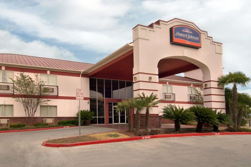 Howard Johnson Hotel & Suites by Wyndham San Antonio - Exterior