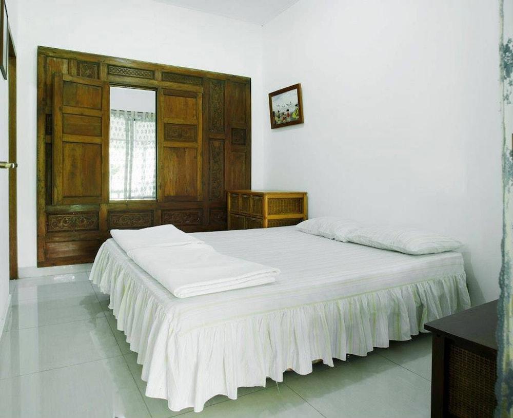 Ronia Mountain Villa Lembang - Room