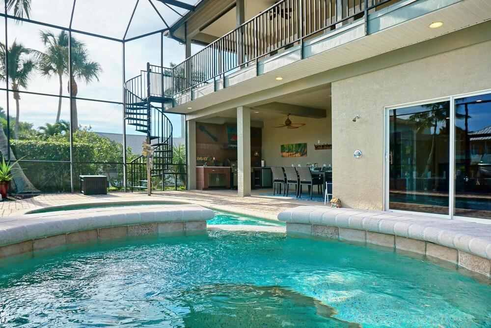 TW330 5 Bedroom Holiday Home by Marco Naples Vacation Homes - Outdoor Pool