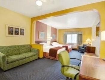 Howard Johnson Hotel & Suites by Wyndham San Antonio - Guestroom