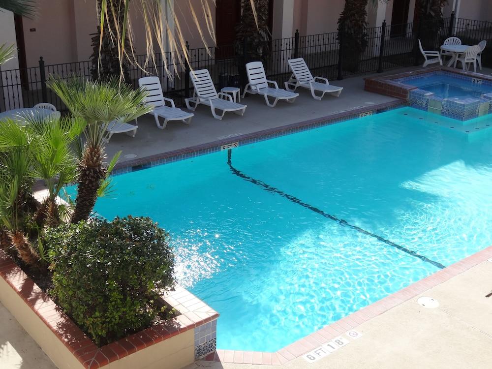 Howard Johnson Hotel & Suites by Wyndham San Antonio - Outdoor Pool