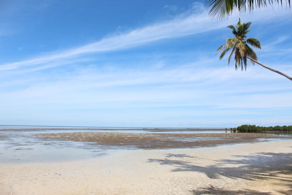 Costa Palawan Resort - Beach