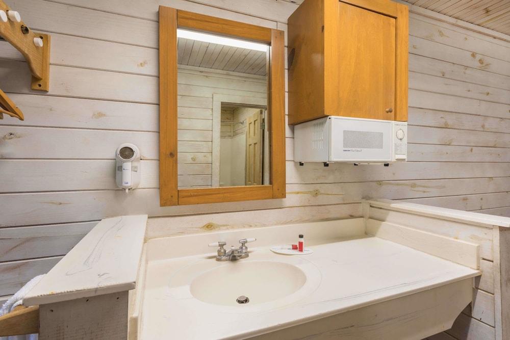 Travelodge Inn & Suites by Wyndham San Antonio Airport - Bathroom