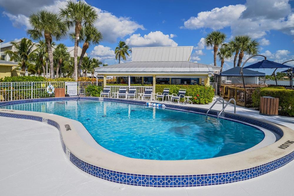 Charter Club Resort of Naples Bay - Outdoor Pool