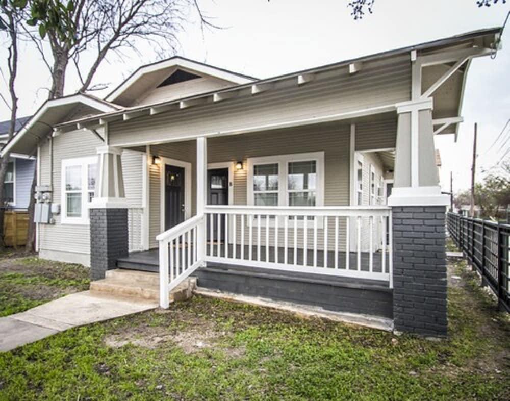 Renovated 2BR Near Downtown SA - Featured Image