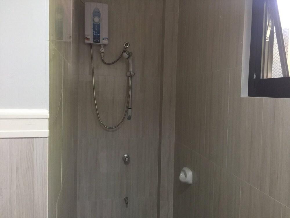 Sienatel HTU Training Hotel - Bathroom Shower