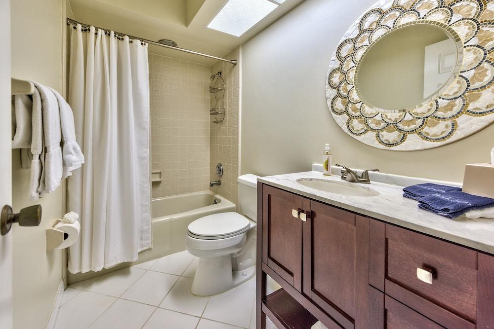 Rovigo Vacation Rental by NFVH - Bathroom