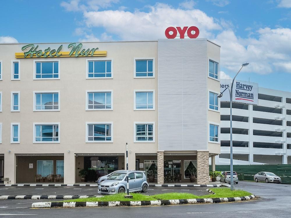 Super OYO 985 Hotel Nur - Exterior