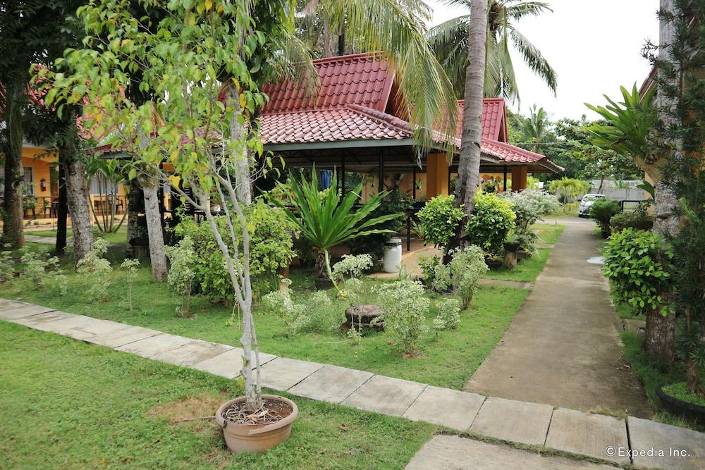 Villa Manuel Tourist Inn - Property Grounds