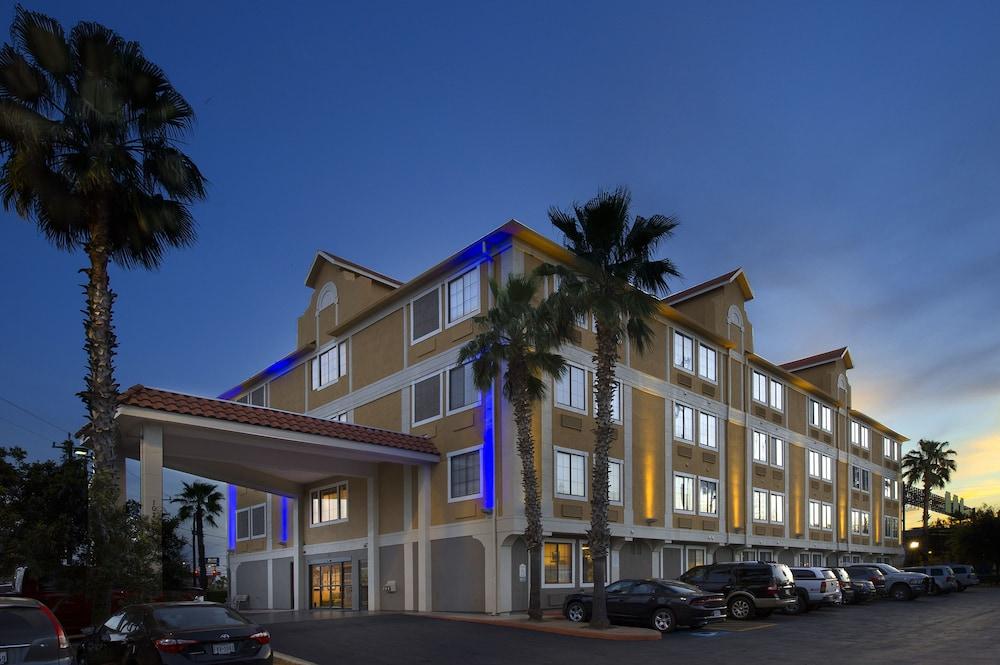 Holiday Inn Express & Suites San Antonio-Dtwn Market Area, an IHG Hotel - Exterior