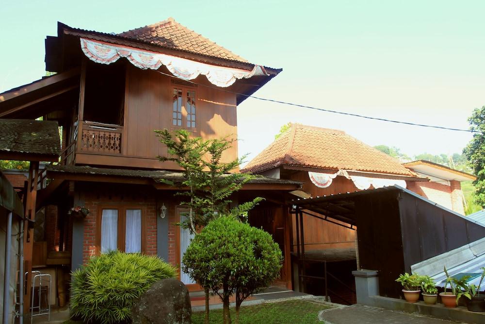 Bantal Guling Villa Bandung - Exterior