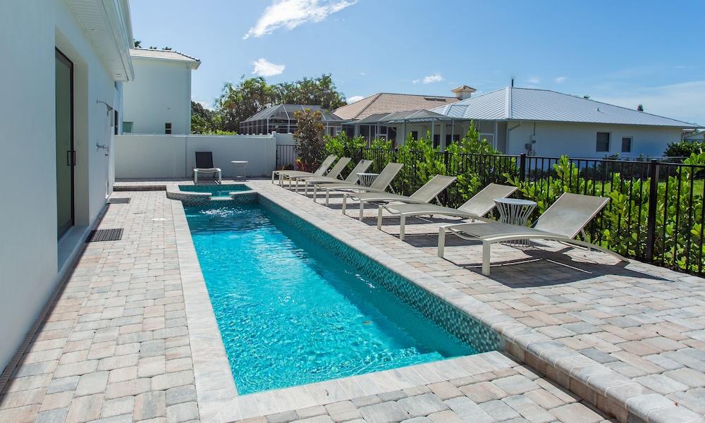 Sorrento 4 Bedroom Home by NFVH - Outdoor Pool
