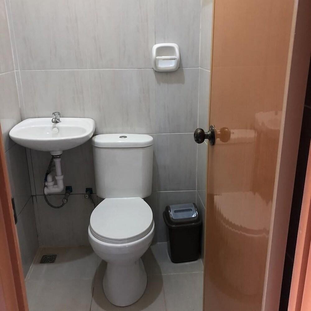 La Paragua Pension - Bathroom