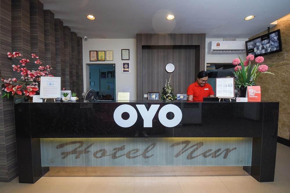 Super OYO 985 Hotel Nur - Reception