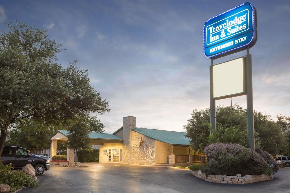 Travelodge Inn & Suites by Wyndham San Antonio Airport - Featured Image
