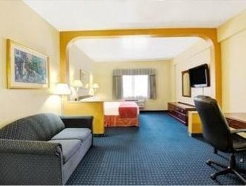 Howard Johnson Hotel & Suites by Wyndham San Antonio - Guestroom