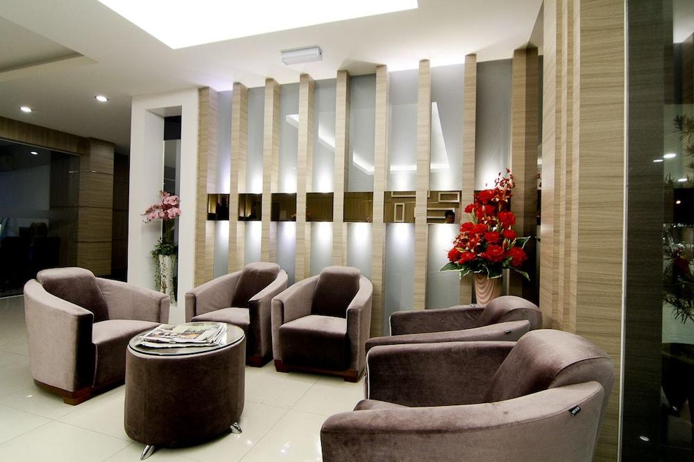 Kingsley Hotel - Lobby Sitting Area