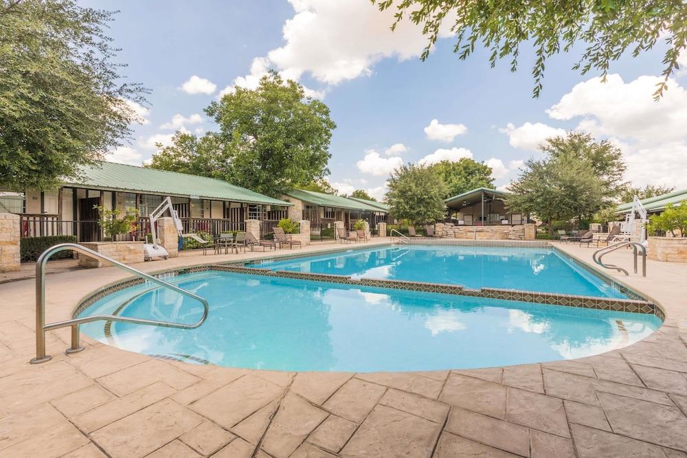 Travelodge Inn & Suites by Wyndham San Antonio Airport - Pool