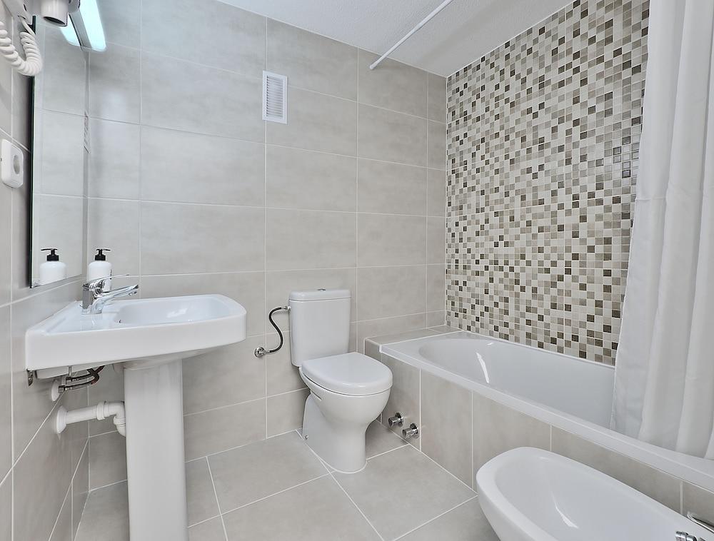All Suite Ibiza Aparthotel - Bathroom Amenities