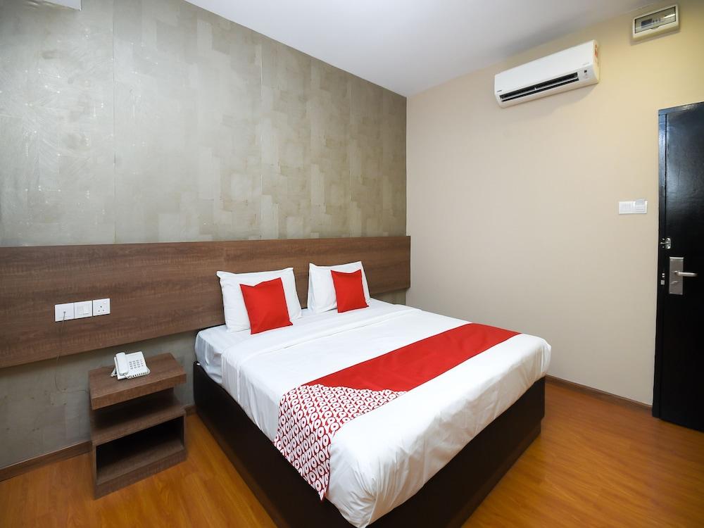 Super OYO 977 Hong Kong Suites - Featured Image
